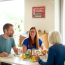 Ontbijt met vrienden of familie in de keuken van de vakantiewoning