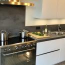 Modern uitgeruste keuken met grote oven en frigo, vaatwas, koffiezet...