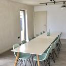 Grote eetruimte, ook bruikbaar voor vergadering en workshops. Met beamer
