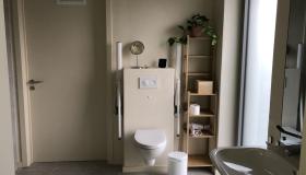 Aangepast toilet met 2 armsteunen