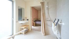 Badkamer met aangepast toilet, armsteunen, douchezitje, kraanwerk ...
