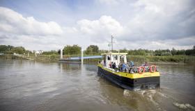 Wandelen en de veerboot nemen aan de Schelde